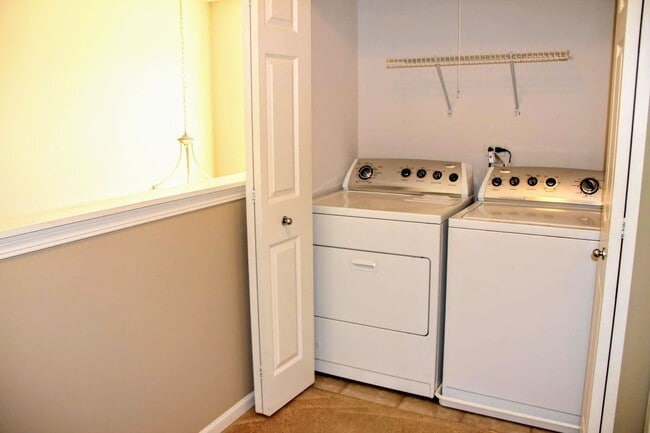 Building Photo - Large 2 Bedroom Townhome in Lakemoor!