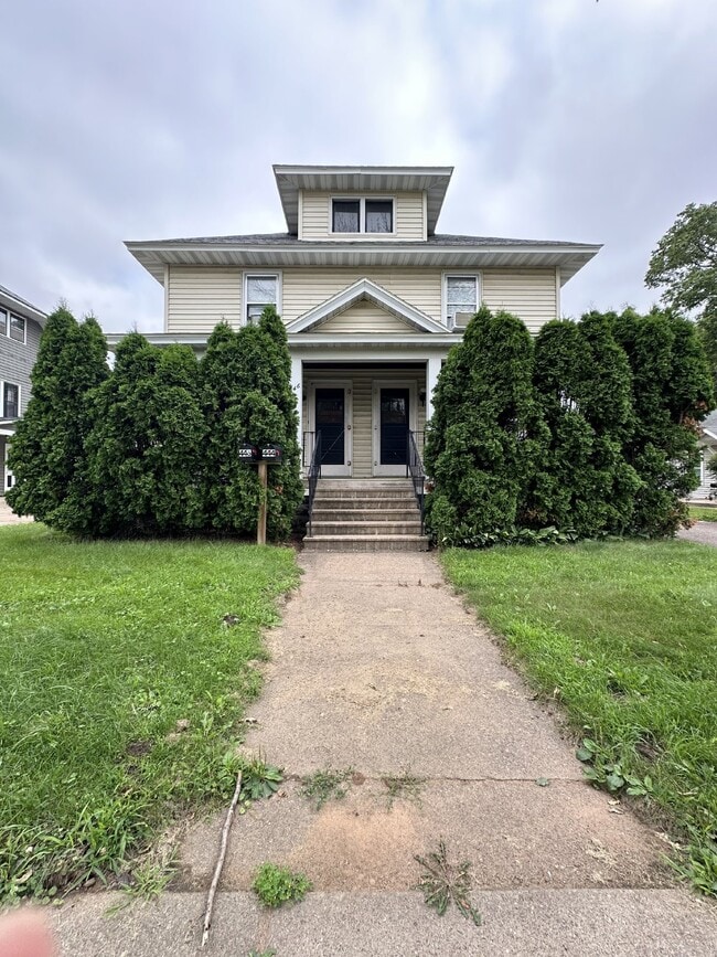 Building Photo - 3 bed 1 bath near UWEC!