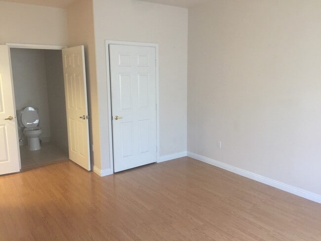 Building Photo - Perfect 2 bed/2 bath condo in Summerlin!