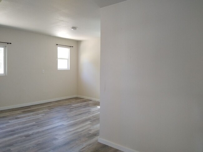 Building Photo - 1/2 off first months rent Totally Renovated Studio! AVAILABLE NOW!!
