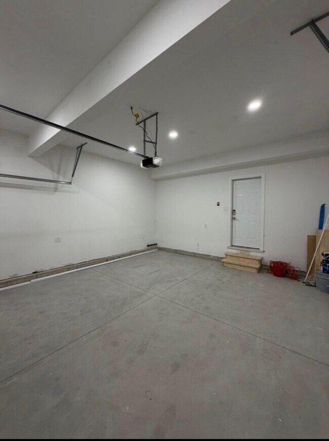 Building Photo - 3455 La Salle Dr