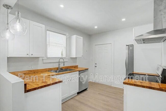 Building Photo - 615 W 39th St