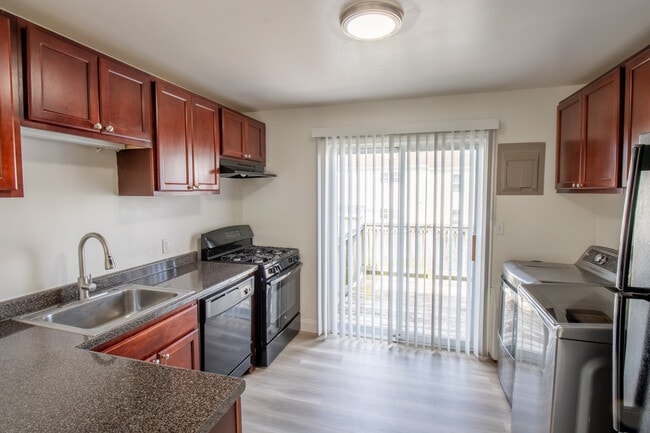 Building Photo - Newport Landings Apartment Community