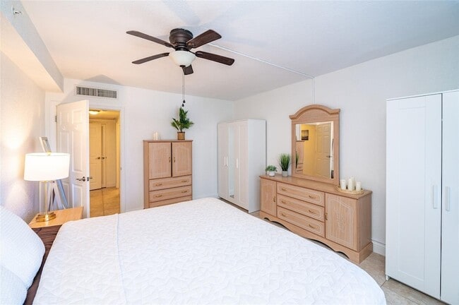 Building Photo - 2501 S Ocean Dr