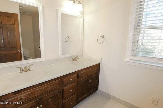Building Photo - 809 Houndslake Dr