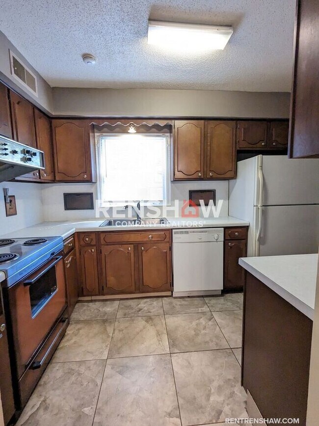 Building Photo - Convenient, 3/2 Home In East Memphis Now A...