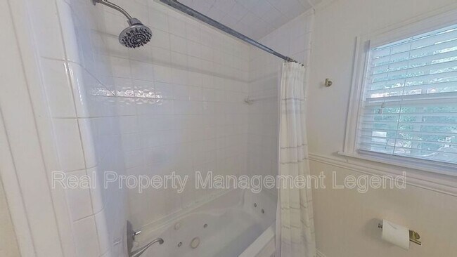 Building Photo - 5739 Kenwood Ave