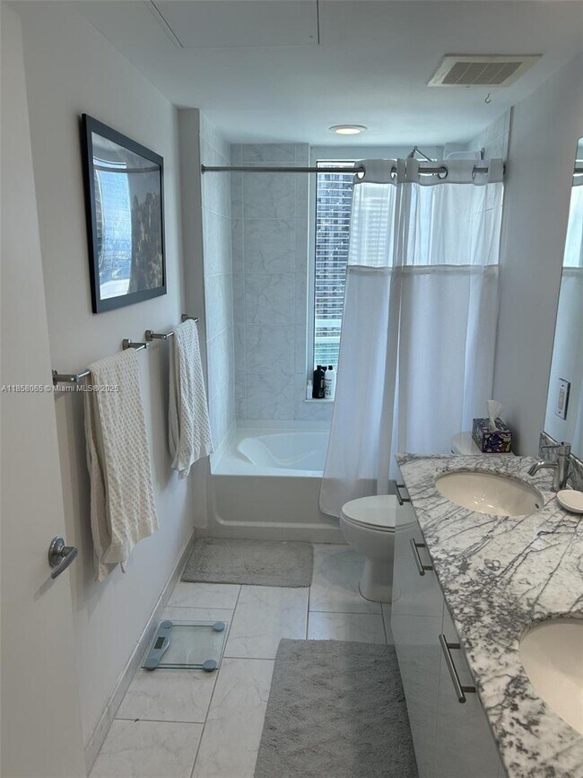 Building Photo - 950 Brickell Bay Dr