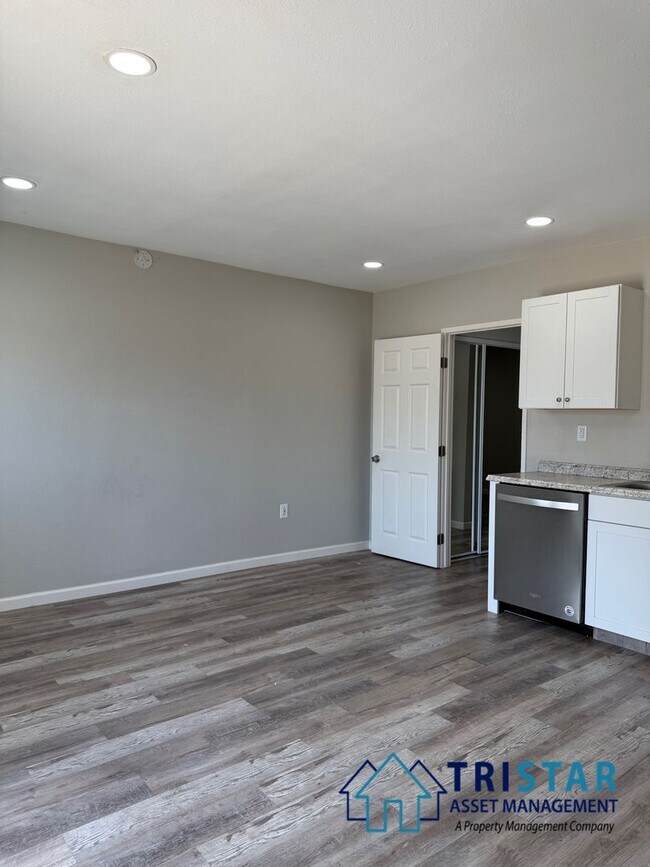 Building Photo - Upgraded 1BD/1BA Apartment in Lakeside, CA - 1/2 Off Move-In Special!