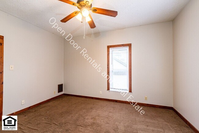 Building Photo - 114 W 2nd St