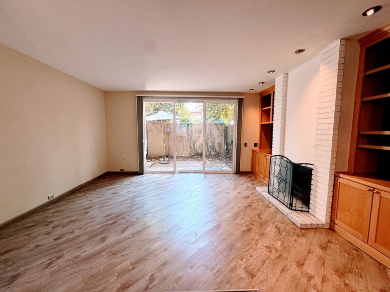 Building Photo - 2224 Woodside Ln