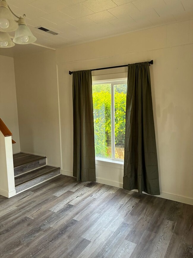 Building Photo - Country Charmer in Town Coquille