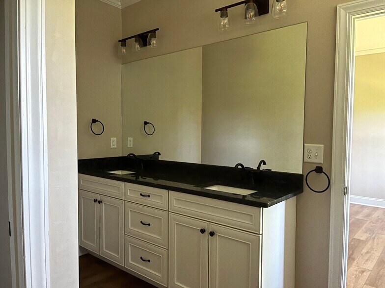 Building Photo - 3006 Vicksburg Rd