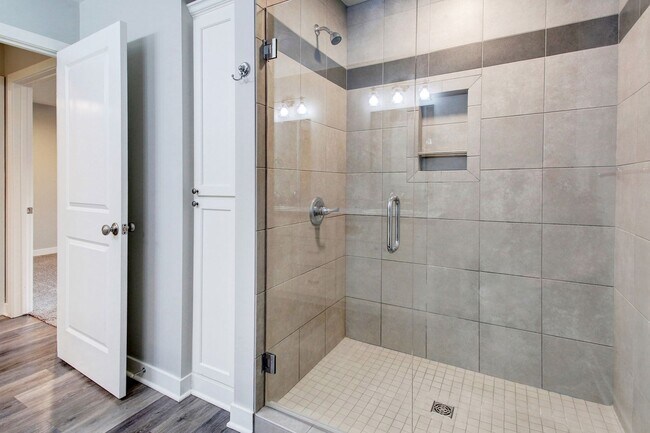 Building Photo - Spacious 2 Bed/2 Bath Condo in Prime Location