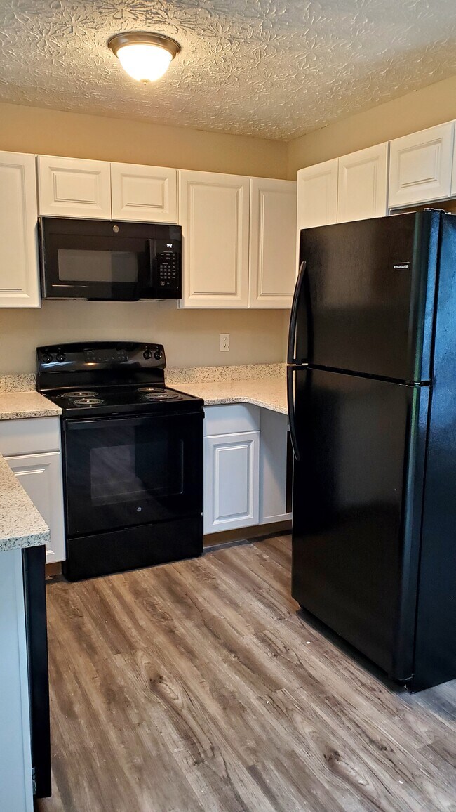 Building Photo - 2931 Lakemont Dr SW