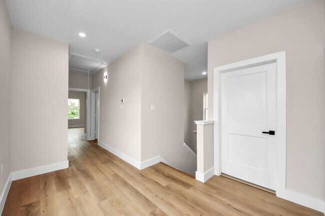 Building Photo - 7540 Charlie St