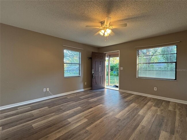 Building Photo - 5619 Peach Ave