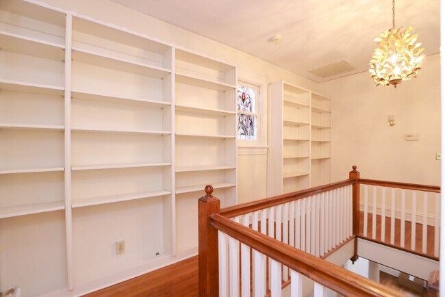 Building Photo - -- AVAILABLE 05/26/2026 -- MUSEUM DISTRICT CHARMER! 2 CAR GARAGE