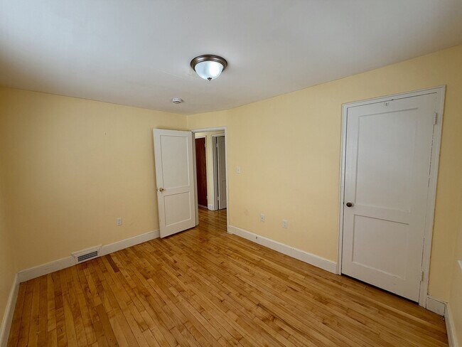 Building Photo - 19 Ridgeview Ave