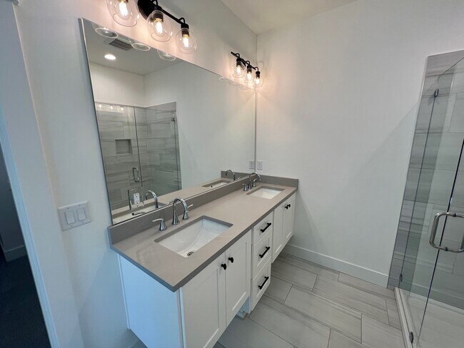 Building Photo - 331 Talons Dr