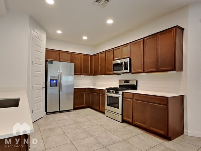 Building Photo - 17027 W Echo Ln