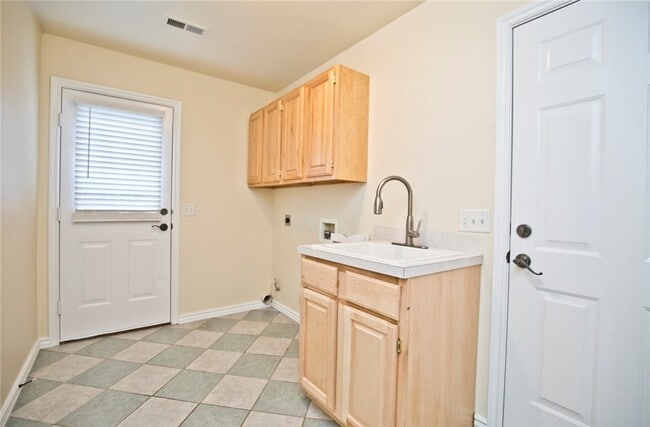 Building Photo - 402 NE Shasta Ct