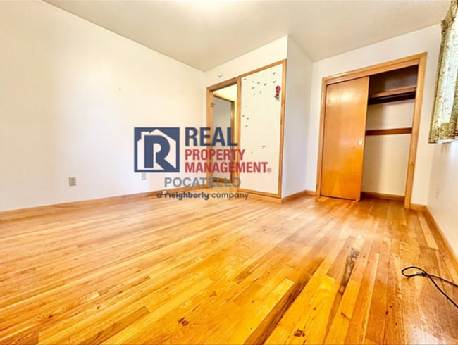 Building Photo - 3 Bedroom 2 bath - Double car garage