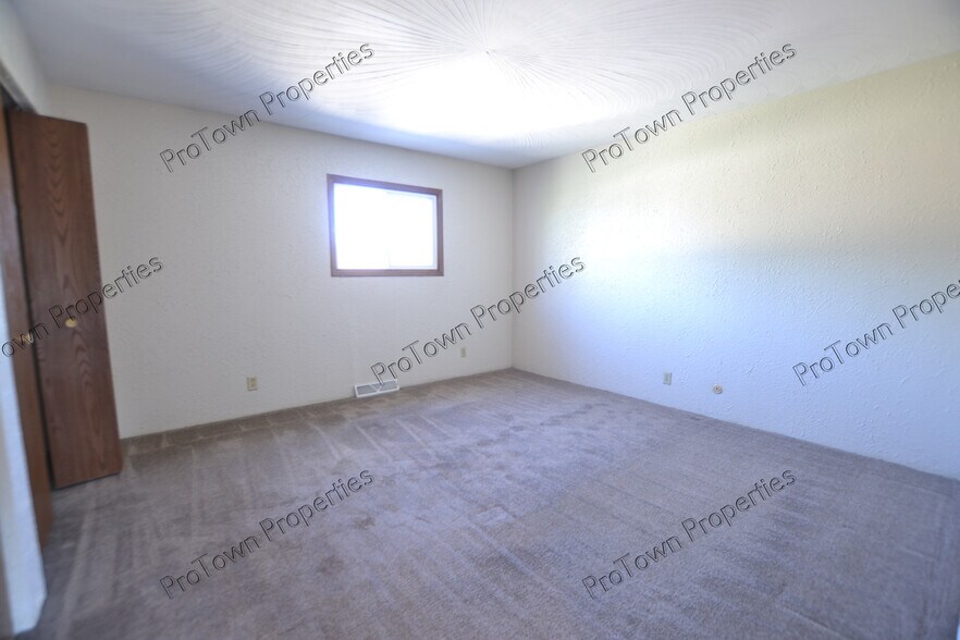 Building Photo - 674 Meadowood Ln