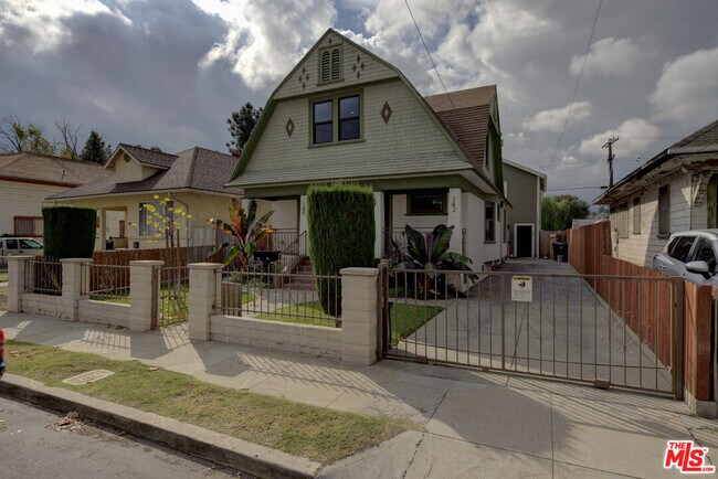 Building Photo - 140 Roselawn Pl