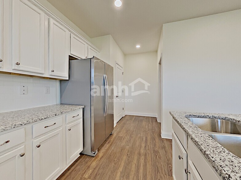 Building Photo - 107 Samara Ln