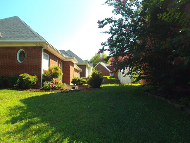 Building Photo - 1951 Weston Hills Dr NW