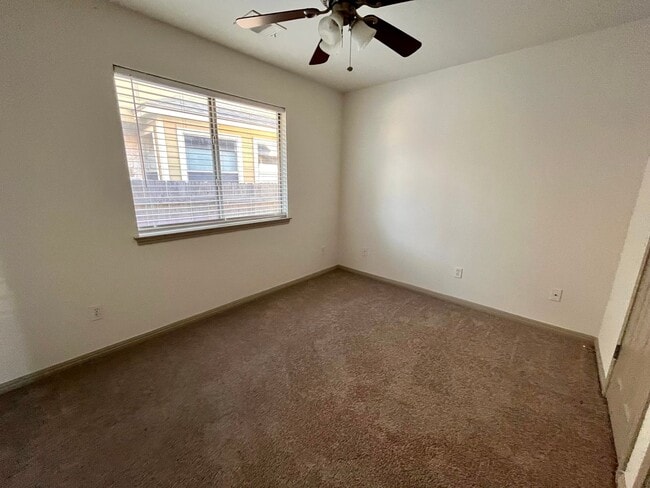 Building Photo - 4Bed/2Bath House w/ detached 2 car garage
