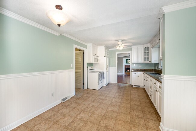 Building Photo - Two Bedroom Farmhouse with LARGE Bonus Room