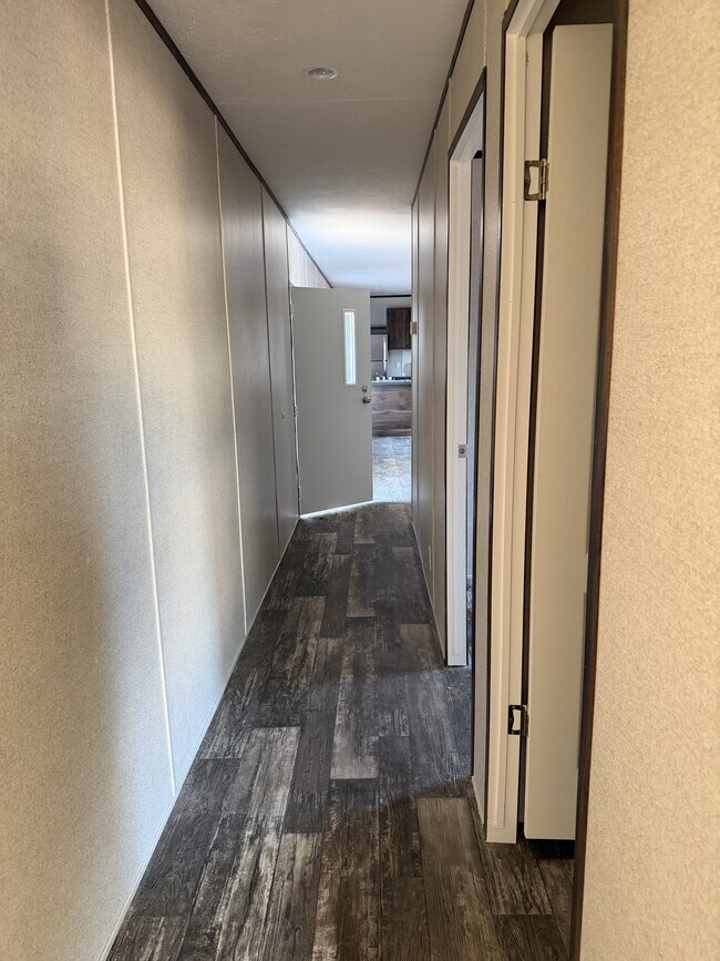 Building Photo - 501 Mercedes St