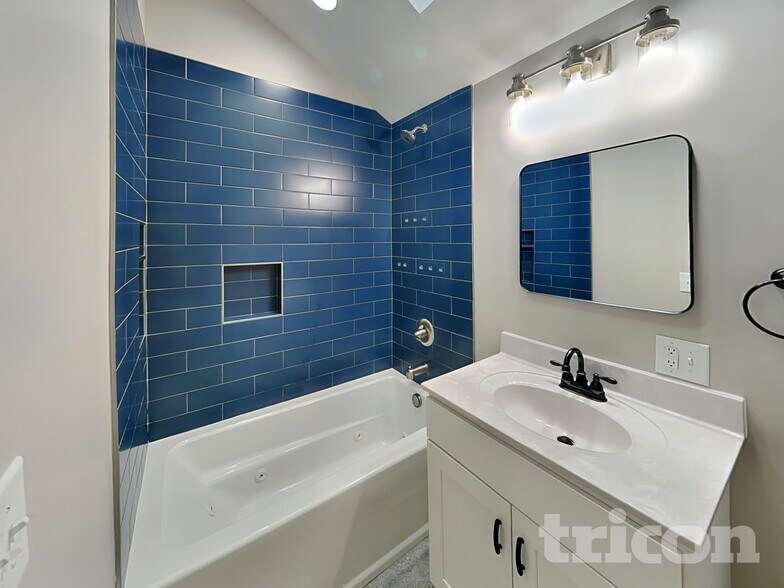Building Photo - 8203 Knollwood Cir
