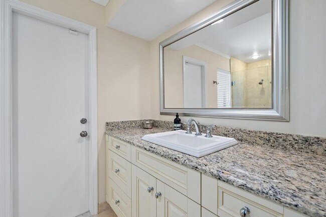 Building Photo - 16 Thurston Dr