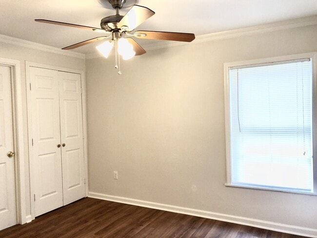 Building Photo - Totally updated 3br/2ba cottage by LSU with all new appl, 2nd house from River Road