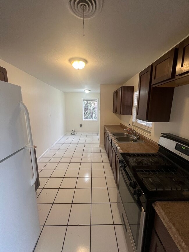 Building Photo - Rare 4-Bedroom Single-Family in Sky Lake close to Florida Mall