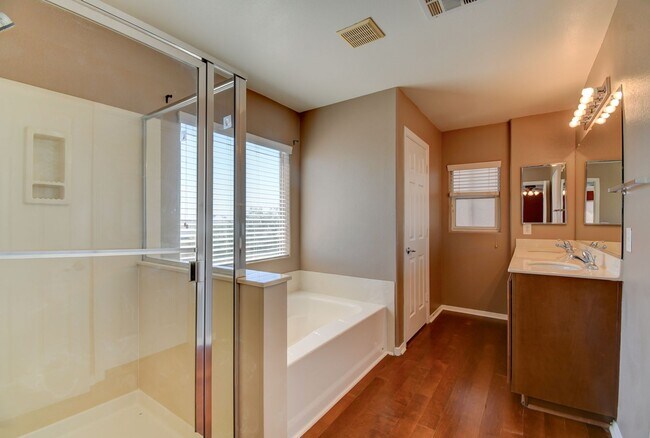 Building Photo - 4 Bed 3 Bath With Huge Loft