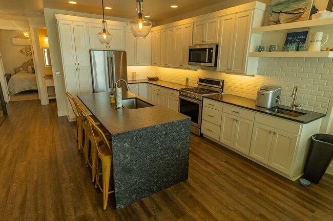 Building Photo - Jones - Fully Furnished Condo on the River Available Mid Sept - Mid May Only