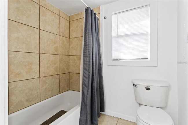 Building Photo - 904 Lakeview Rd