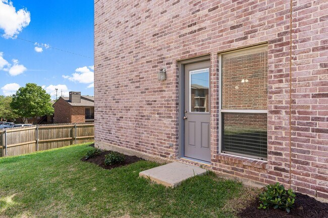 Building Photo - 2336 Homewood Ln