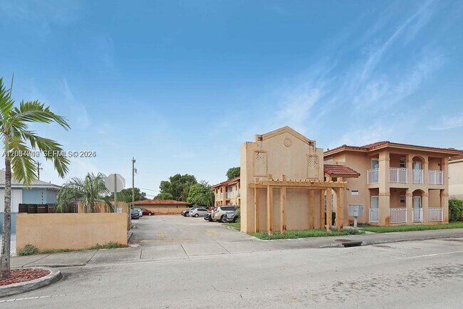 Building Photo - 242 E 3rd St