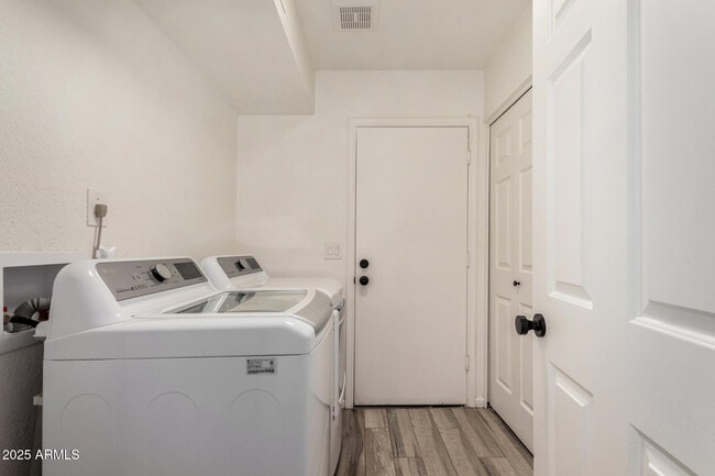 Building Photo - 687 E Park Ave