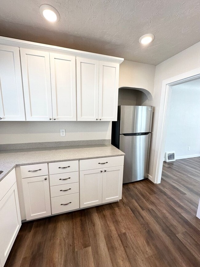 Building Photo - Adorable remodeled in 2023 2 bedroom 1 bathroom duplex available soon!