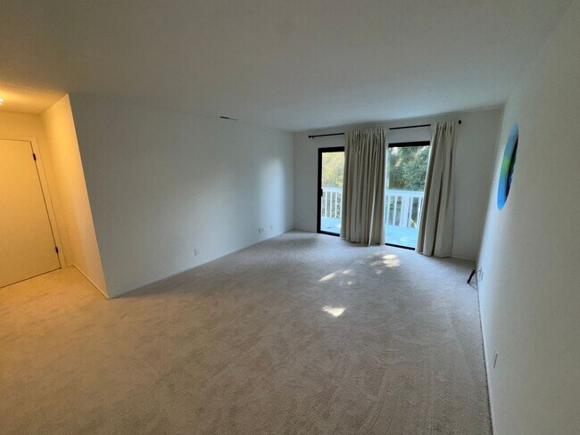 Building Photo - Walking distance to beaches, restaurants, 3 bedroom, 2 bathroom, upstairs level of home