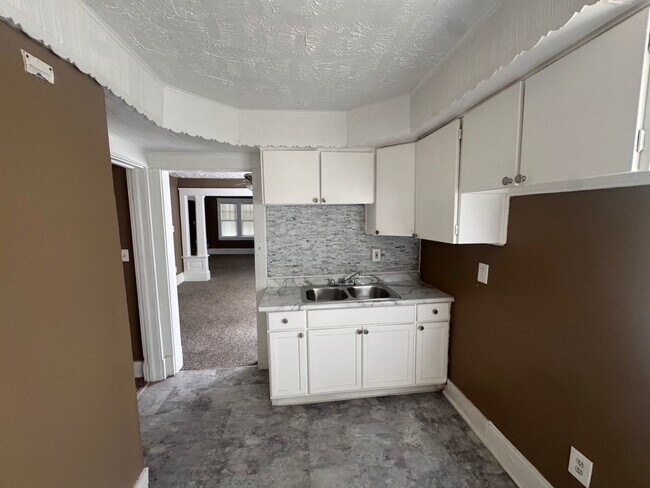 Building Photo - 1056 E 99th St