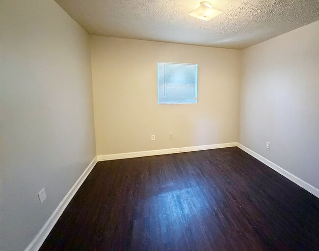 Building Photo - 420 Rawson St SW