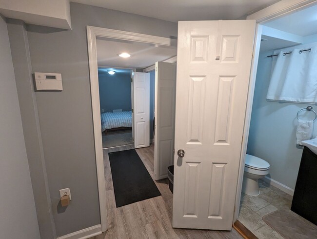 Building Photo - 4 Bedroom!  Guest suite! Parking! Pets Wel...