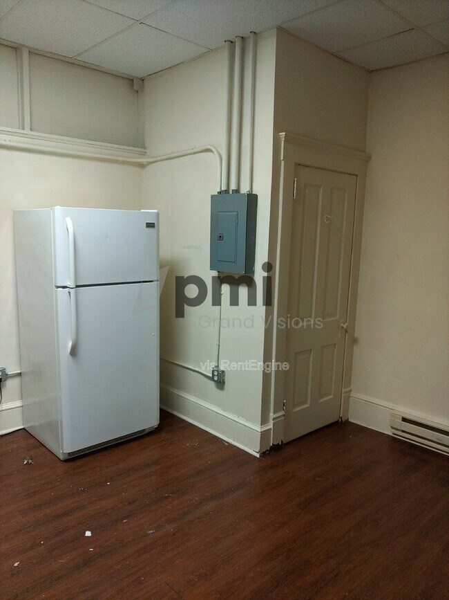 Building Photo - 601 Monroe Ave